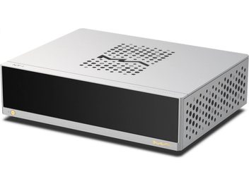 Matrix Audio NT‑1 digitaalne transport, hõbedashall alumiiniumist, vaade paremalt eest kolmveerand, sile must klaasist esipaneel ühe kuldse toitenupuga all vasakul, paremal kuldne „MA” logo, parem külg ja pealispind perforeeritud ümmarguste restidega, mille keskel laineline muster