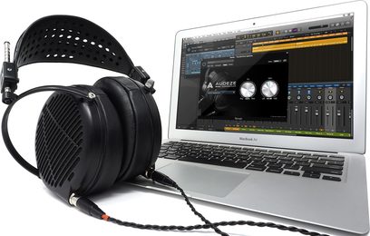 Åben hovedtelefon Audeze LCD-MX4 sort, aftagelig flettet kabel, på en bærbar MacBook Air-computer med audiologiciel vist