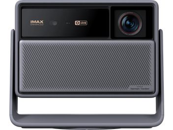 Videoprojektor XGIMI Horizon 30 Pro v sivej a čiernej farbe, pohľad spredu, s perforovanou mriežkou, objektívom vpravo a stojanom v tvare U