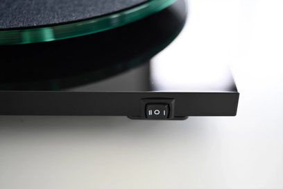 Pro-Ject T2 hi-fi lemezjátszó zöld üveg tálcával, háromállású fekete kapcsolóval és fényes fekete alappal