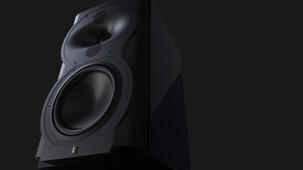 Altavoz negro visto en contrapicado, altavoz circular grande en la parte inferior, dos rejillas circulares pequeñas en la parte superior