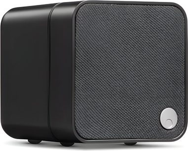 Kompakti Cambridge Audio MSX 10 -hi-fi-kaiutin mustana, kolmen neljäsosan kuvakulmasta, harmaa kangassäleikkö ja hopeinen painike