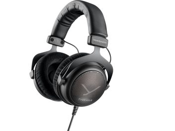 Herní sluchátka Beyerdynamic TYGR 300 R, pohled zepředu, černý polstrovaný náhlavní oblouk, kulaté náušníky s perforovaným krytem