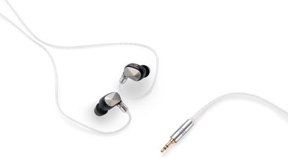 Hvite Astell&Kern Pathfinder in-ear hodetelefoner med silikonputetrekk, kabel og vinkelkontakt, sett fra siden