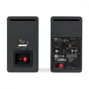 Rückansicht der mattschwarzen Elac Debut ConneX DCB41-Lautsprecher mit Bassreflexöffnungen oben, Anschlussterminals und Metall-Anschlussfeld