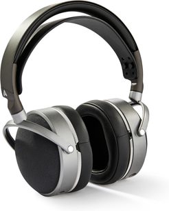 Geschlossener, kabelgebundener HiFi-Kopfhörer Audeze LCD-S20 in silbergrau und schwarz aus Aluminium und Kunstleder, große ovale Ohrmuscheln mit schwarzem Mesh und doppelt gepolstertem Kopfbügel, Dreiviertel-Frontansicht