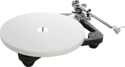 Rega Planar 10 mat sort pladespiller med Apheta 3 MC-pickup, set lidt fra siden ovenfra, med tonearmen monteret