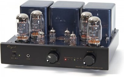 Integrovaný stereofonní lampařský zesilovač Cayin CS-55A KT88 v černé barvě, černý kovový kryt s tmavě modrými víky, čtyři velké lampy KT88 a tři malé lampy 12AX7/12AU7 viditelné na horní straně, přední panel s logem, tlačítkem napájení, výstupem pro sluchátka, potenciometrem hlasitosti a přepínačem s LED indikací, pohled zepředu ze tří čtvrtin