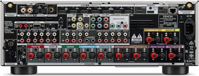 Wzmacniacz kina domowego Denon AVR-X4100W w kolorze srebrnym, widok z przodu, liczne gniazda i przyciski, wyświetlacz cyfrowy