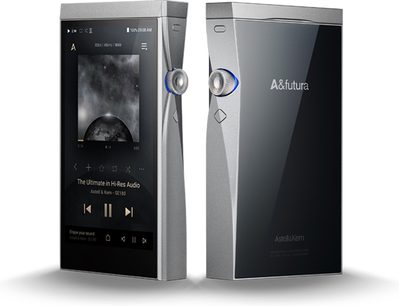 Astell&Kern SE180 sølvfarvet audiofil musikafspiller, set forfra og fra siden, med tændt skærm der viser et sort-hvidt billede