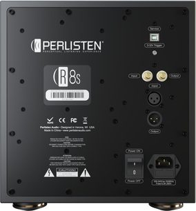 Zadní pohled na reprobox Perlisten R8s, černý kovový zadní panel s porty RCA/XLR, servisním USB, vypínačem a IEC zásuvkou