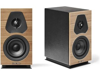 Sonus Faber Lumina I plaukta skaļrunis riekstkoka apdarē ar melnu divu skaļruņu priekšējo paneli, skats no priekšpuses un trīs ceturtdaļu leņķī