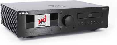 Alt-i-en hi-fi-system Block CVR-100+ MKIII sort i børstet aluminium, set fra venstre forfra i trekvart vinkel, front med stor farveskærm, stor volumenkontrol, CD-skuffe og en række knapper, med sideplacerede køleribber
