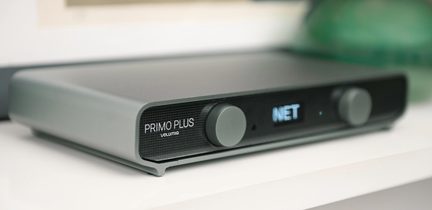 Lecteur réseau audio Volumio Primo Plus gris, façade noire avec écran NET et deux boutons rotatifs en façade