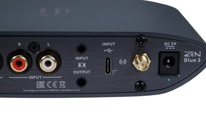 Безжичен предавател iFi Audio Zen Blue 3, заден изглед, RCA конектори червено и бяло, USB-C порт, коаксиален конектор, захранващо гнездо DC 5V
