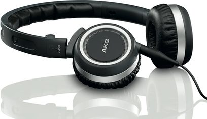 Auriculares de alta fidelidad abiertos AKG K450 en negro y plata, almohadillas circulares de piel sintética, diadema acolchada, sobre fondo blanco