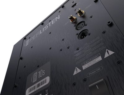 Касон на нискочестотен високоговорител Perlisten R10s, изглед отдолу, черен заден панел с RCA, XLR конектори, превключвател и гравирани надписи