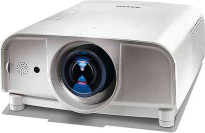Sanyo PLC-XT20 hvid videoprojektor set forfra, blå projektionslinse, ventilationsriste på siderne
