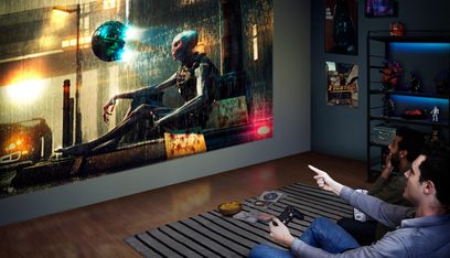BenQ TK700ST videoprojektor, der projicerer en science fiction-scene med en figur, der peger på en mand, der ligger på en sofa