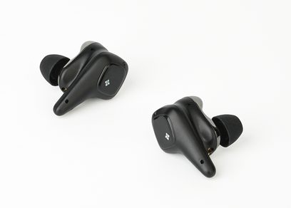 Čierne bezdrôtové slúchadlá Hifiman Svanar Wireless 2 s čiernymi nadstavcami a strieborným logom, zobrazené z trojštvrťového pohľadu
