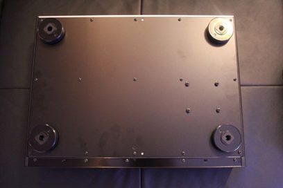 Pioneer N-50-K sort netværksaudioafspiller, set ovenfra, 4 gummifødder, metalpladen med synlige skruer