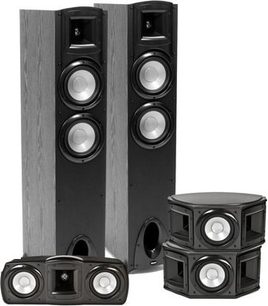 Sada sloupových reproduktorů Klipsch Synergy F-20 v černé barvě, pohled zepředu, sestávající ze 2 velkých reproduktorů a 3 menších naskládaných na sobě