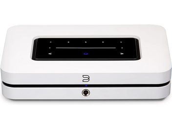 Lecteur audio réseau BlueSound NODE blanc 2025, vue de face, boîtier rectangulaire, écran tactile noir, connecteur central