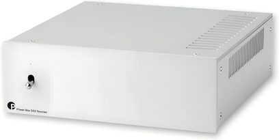 Pro-Ject Power Box DS3 šaltinių atskiras maitinimas, sidabrinis metalas, trijų ketvirčių vaizdas, įjungimo mygtukas priekyje, viršutinės angos