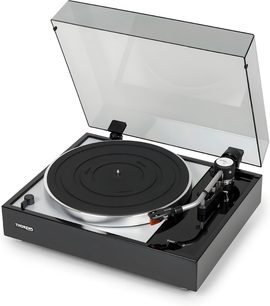 Fekete, lakkozott Thorens TD 1500 hi-fi lemezjátszó felülnézetből, nyitott fedéllel, látható tányérral és hangkarral