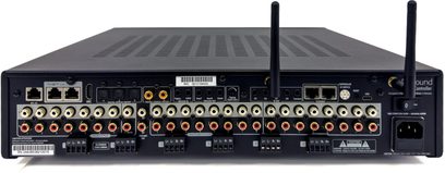 Russound SMZ-8 multiroom-forstærker set bagfra, adskillige RCA-indgange, højttalerterminaler, Wi-Fi-antenner