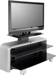 Erard Louis 2567 TV-møbel i glas og sort metal, med hylde og drejelig fladskærmsbeslag, set fra tre kvart vinkel