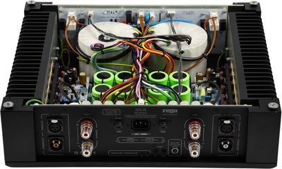 Ampli intégré stéréo Rega Solis, vue arrière capot retiré avec transformateurs, condensateurs verts et dissipateurs noirs