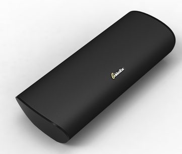 Rektangulær, forlænget sort midterkanal GoldenEar SuperSat 3C, set forfra i let nedadgående vinkel på hvid baggrund