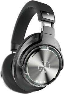 Audio Technica ATH-DSR9BT sort hovedtelefon, venstre profilvisning, venstre ørekop i forgrunden med sølvfarvet logo
