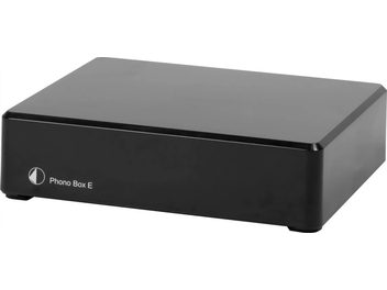 Pro-Ject Phono Box E must eelvõimendi, läikiv ristkülikukujuline korpus, eestvaade kergelt ülalt
