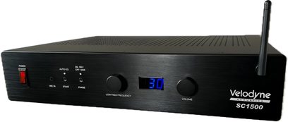 Amplificatore di potenza hi-fi Velodyne SC 1500 nero, vista frontale ad angolo, schermo blu e antenna a destra