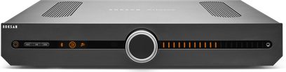 Stilren sort front på en Roksan Attessa INT Bluos hi-fi stereoforstærker, orange LED-skærm, forkromede knapper