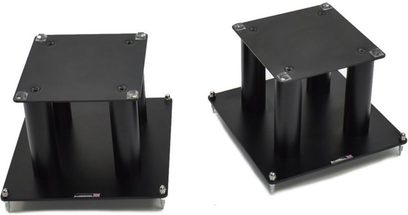 To sorte Atacama Audio SLX200 højtalere, set forfra og fra en trekvart bagside vinkel, i metal, med firkantet form