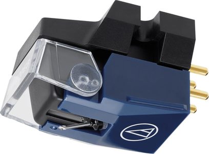 New Horizon 202 sort pladespiller med AT-VM520EB pickup, set fra en perspektivisk forside, med tonearmen og modvægten synlige