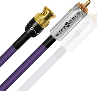 Lilla Wireworld Ultraviolet 10 digital koaksialkabel, med gullbelagte kontakter og svarte og sølvfargede endestykker i nærbilde
