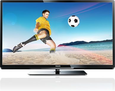 Philips 47PFL4007H-fladskærms-tv, der viser en fodboldspiller i gul trøje, der sparker en bold på en tropisk strand