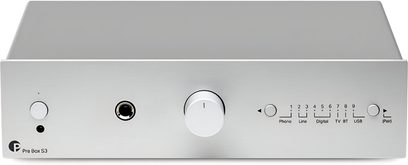 Стерео предусилвател Pro-Ject Pre Box S3 в сребрист цвят, изглед отпред с голям централен бутон и жак за слушалки