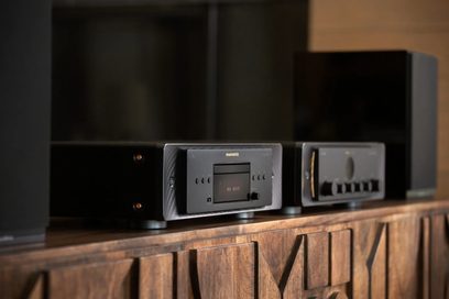 Leitor de CD Marantz CD60 preto, vista frontal aproximada, frente preta com visor LCD, botões e gaveta de CD prateados