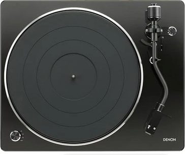Denon DP-450USB sort pladespiller, set oppefra, rund mat sort drejeskive, lige tonarm med pickup