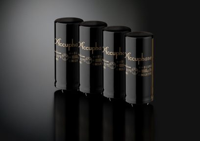 Accuphase C-2300, négy fekete függőleges henger, arany színű feliratok, tükröző felület, sötét szürke háttér