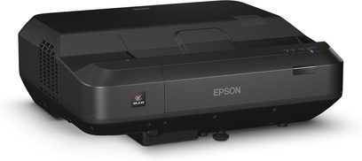 Epson EH-LS100 sort videoprojektor set fra tre kvarter vinkel, rektangulær afrundet form, ventilationsgitre, porte på bagsiden