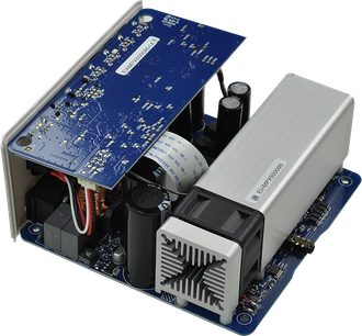Micromega MyAmp hvid stereo hi-fi-forstærker, set ovenfra i perspektiv, blå printplade, elektroniske komponenter