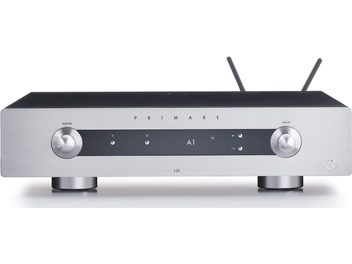 Primare I35 Prisma sudraba krāsas hi-fi stereo pastiprinātājs, skats no priekšpuses, melna un sudraba fasāde, 2 rotējoši regulatori, centrālais displejs