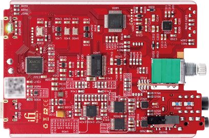 Tragbarer Audio-Wandler iFi Audio Hip DAC 3 von oben, rote Leiterplatte mit elektronischen Komponenten