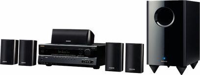 Onkyo HTS5205 hjemmebiografsystem bestående af en forstærker-tuner, 5 sorte satellithøjttalere og en sort subwoofer, set forfra